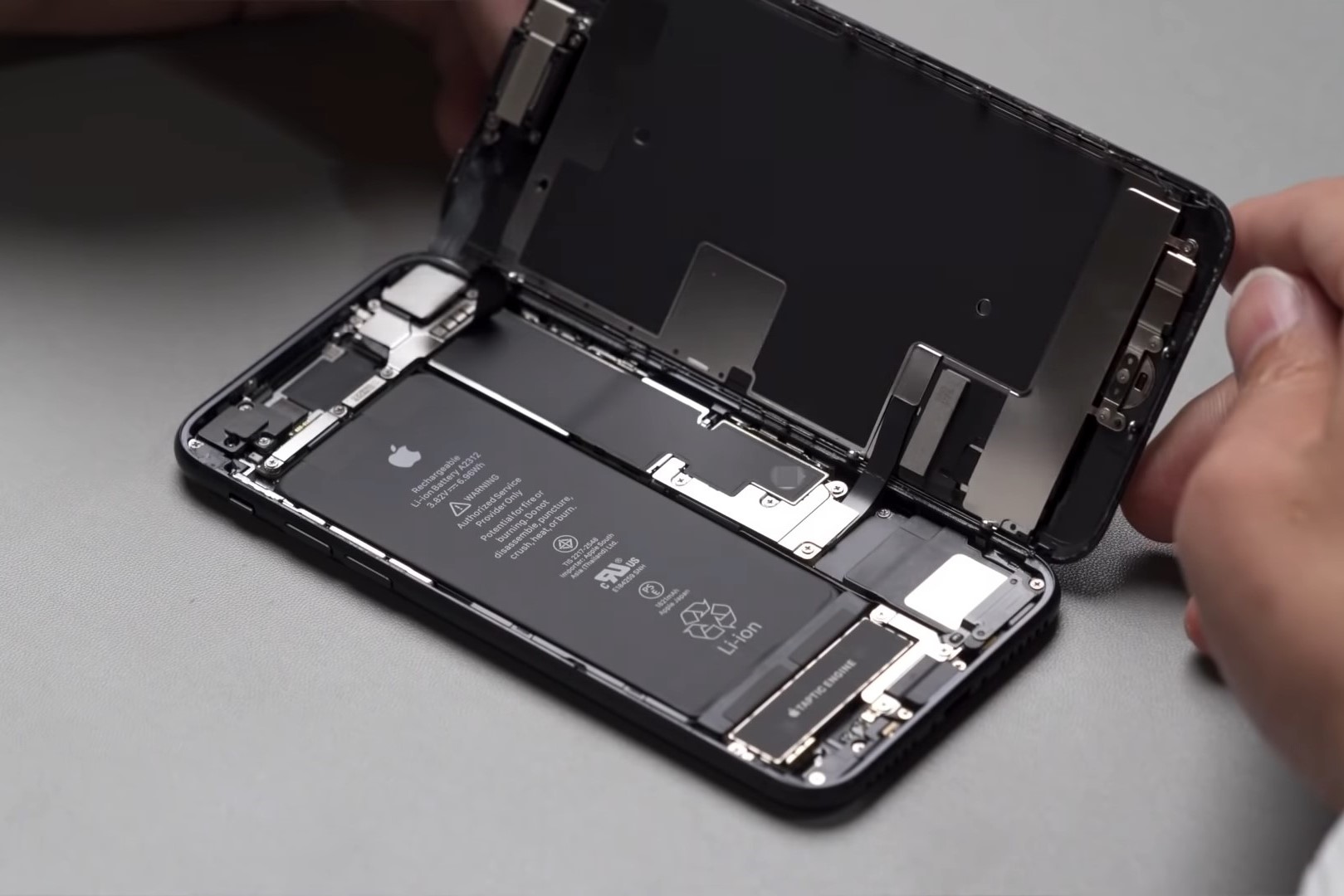 Teardown Shows iPhone 8 Motherboard in the New iPhone SE